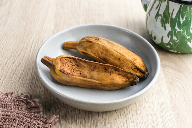 Pisang Kukus 또는 찐 바나나 인도네시아 전통 음식 건강에 좋은 간식 작은 그릇에 제공