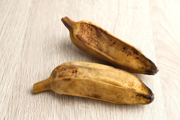 Pisang Kukus 또는 찐 바나나 인도네시아 전통 음식 건강에 좋은 간식 작은 그릇에 제공