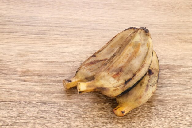 Pisang Kukus 또는 찐 바나나 인도네시아 전통 음식 건강 간식