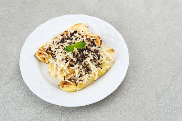 Pisang panggang Grilled banana topped with chocolate sprinkles grated cheese and sweet white milk