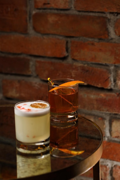 Фото Писко кислый коктейль виски с лаймовым яичным белым сахарным сиропом в стекле на темном фоне место для текста