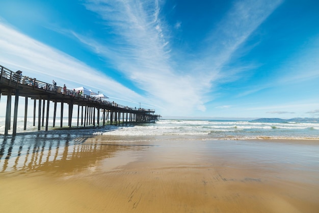 Pismo Beach-pier op een heldere dag