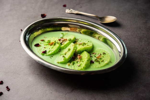 Pista Bread Rasmalai is de geknepen versie van traditionele Ras malai met sneetjes brood