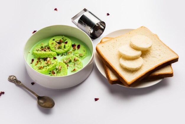 Pista bread rasmalai is de geknepen versie van traditionele ras malai met sneetjes brood