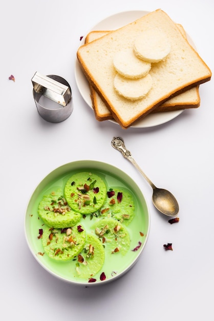 Pista Bread Rasmalai는 빵 조각을 사용하는 전통적인 Ras malai의 변형된 버전입니다.