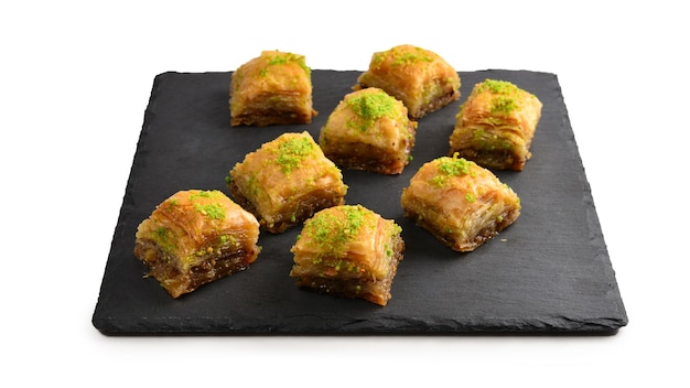 Pistache baklava op een zwarte plaat. nagerecht.