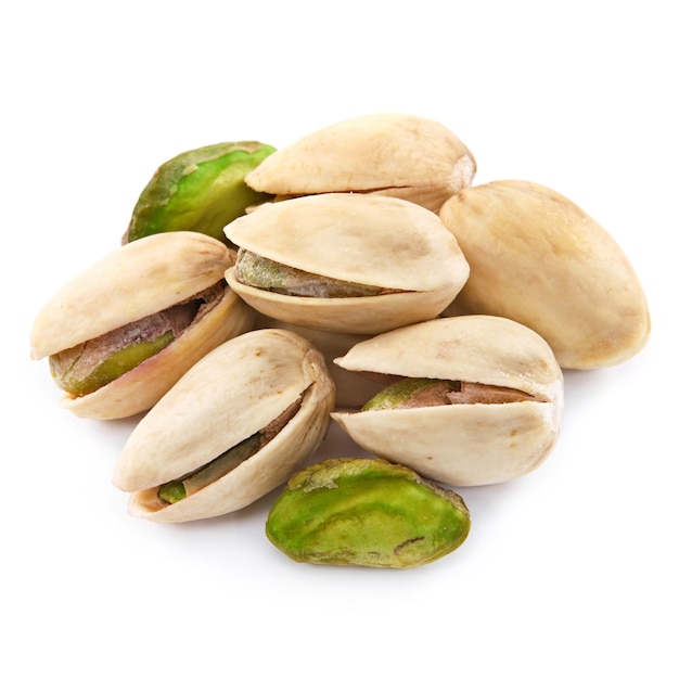 Pistachenoten geïsoleerd op wit