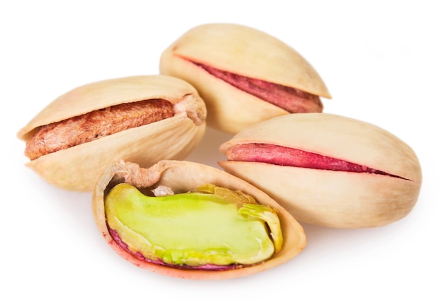 Pistachenoten geïsoleerd op witte achtergrond