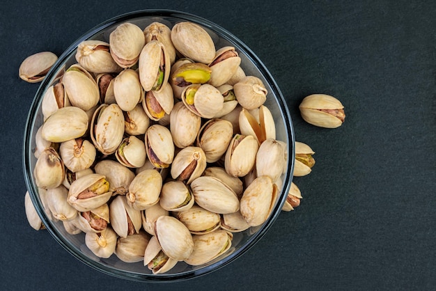 Pistachenoten in een glazen kom.