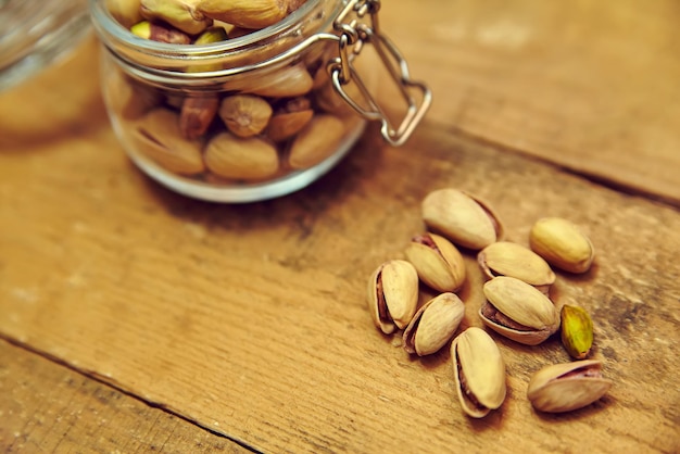 Pistachenoten in kom op oude houten tafel achtergrond