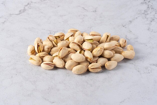 Pistachenoten op een achtergrond met natuurlijke marmeren details