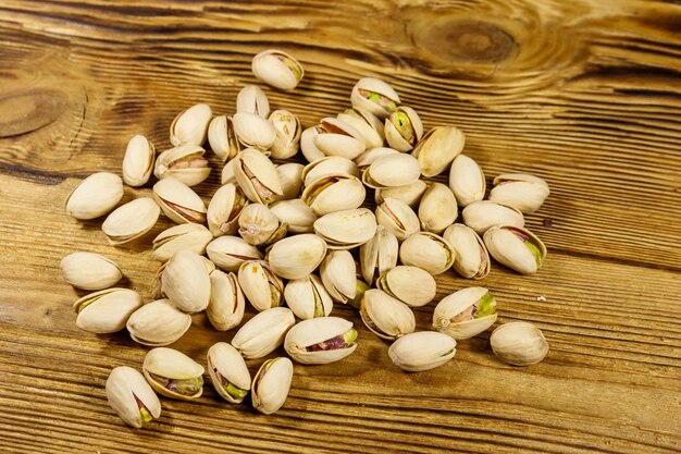 Pistachenoten op een houten tafel