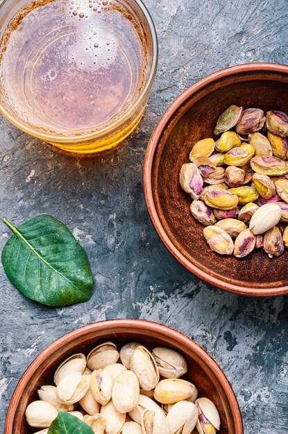 Pistachenoten op houten tafel