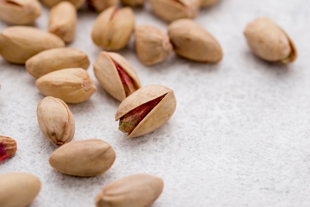 Pistachenoten op marmeren tafel hoge weergave