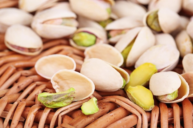 Pistachenoten op rieten staan van dichtbij