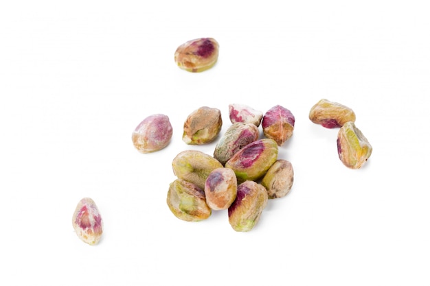 Pistachenoten op wit worden geïsoleerd dat