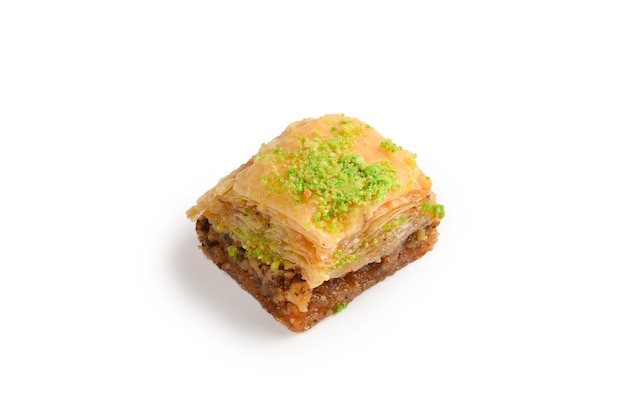 Foto baklava al pistacchio su bianco