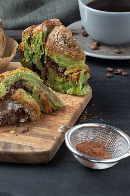 Brioche al pistacchio in polvere con cioccolato.