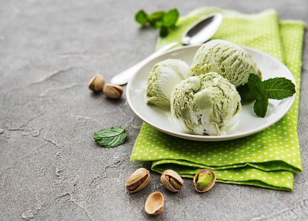 Pistachio ice cream and mint 