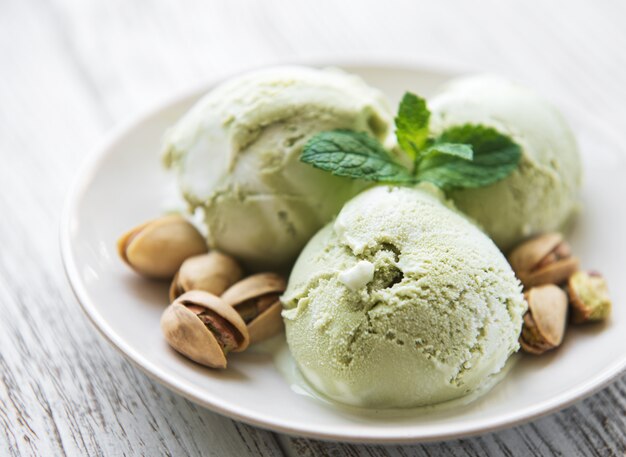 Photo pistachio ice cream and mint