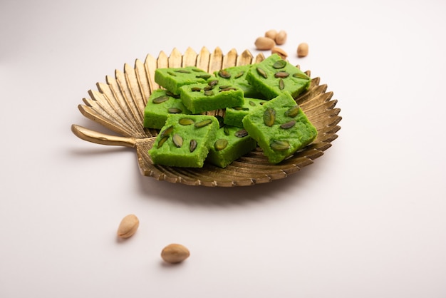 Pistachio MavaÃ,Â 또는 khoa sweet 그렇지 않으면 pista Barfi, burfi, barfeeÃ,Â 또는 peda로 불리는 인도의 달콤한 녹색