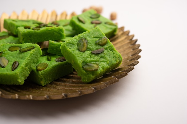 Pistachio MavaÃ,Â 또는 khoa sweet 그렇지 않으면 pista Barfi, burfi, barfeeÃ,Â 또는 peda로 불리는 인도의 달콤한 녹색