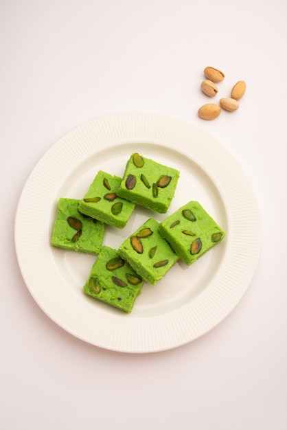 Pistachio MavaÃ,Â 또는 khoa sweet 그렇지 않으면 pista Barfi, burfi, barfeeÃ,Â 또는 peda로 불리는 인도의 달콤한 녹색