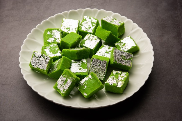 Pistachio MavaÃ,Â 또는 khoa sweet 그렇지 않으면 pista Barfi, burfi, barfeeÃ,Â 또는 peda로 불리는 인도의 달콤한 녹색