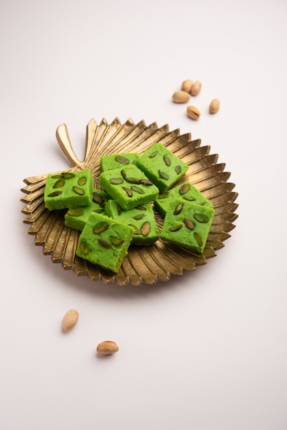 Pistacchio mavaã‚â o khoa dolce altrimenti chiamato pista barfi, burfi, barfeeã‚â o peda, un dolce indiano di colore verde