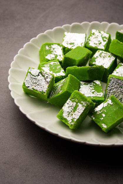 Pistacchio mavaã‚â o khoa dolce altrimenti chiamato pista barfi, burfi, barfeeã‚â o peda, un dolce indiano di colore verde