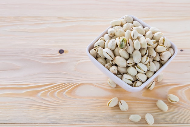 Photo pistachio nuts in a bowl