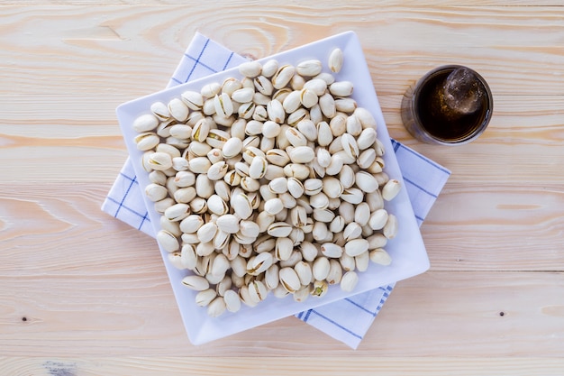 Photo pistachio nuts in a bowl