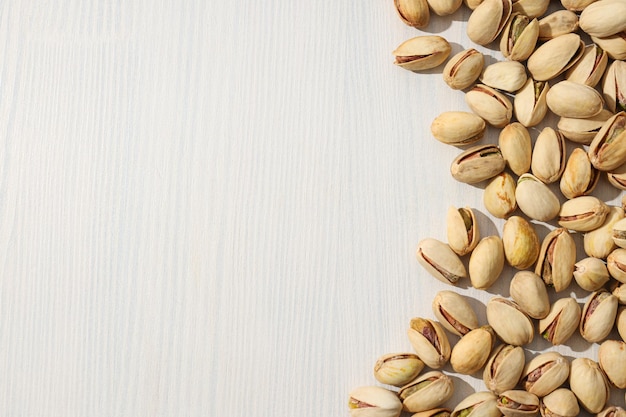 Pistachio's op een lichte achtergrond