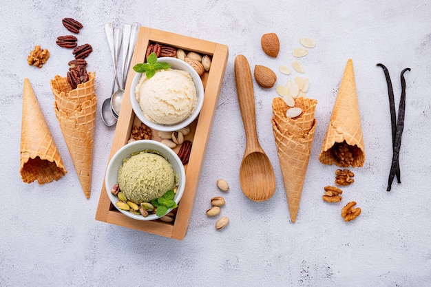 Фисташковое и ванильное мороженое в миске со смешанными орехами на белом фоне