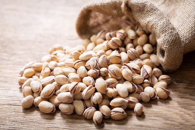 Photo pistachios in a sack