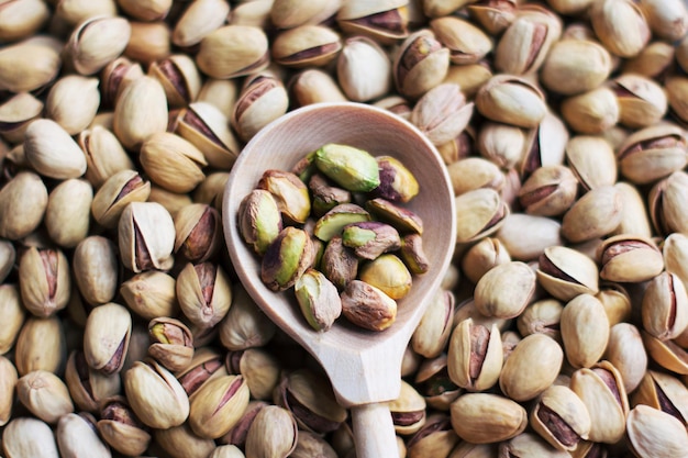 Trama e sfondo di pistacchi. gustosi pistacchi come sfondo, come consistenza dei pistacchi. disteso