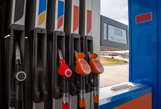 Pistolen voor het gieten van benzine en dieselbrandstof bij een tankstation Brandstof voor autotransport