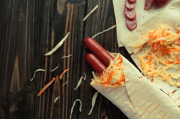 Pane pita con salsiccia e cavolo sottaceto.foto con copia spazio.