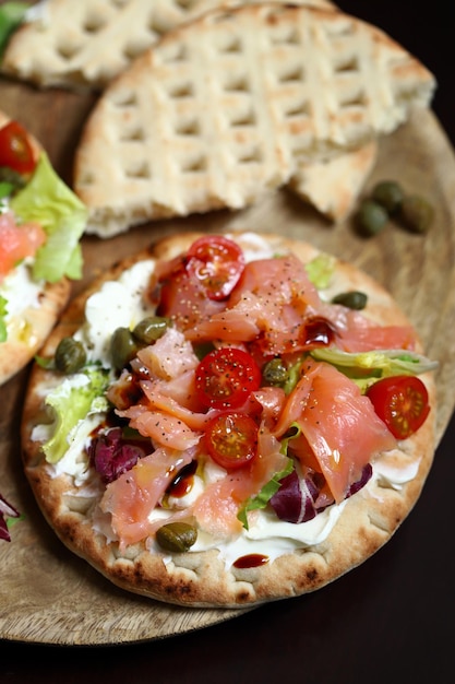 Pita with salmon capers and vegetables