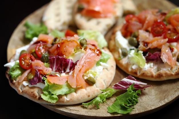 Pita with salmon capers and vegetables