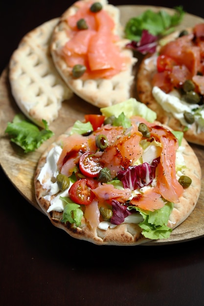 Pita with salmon capers and vegetables