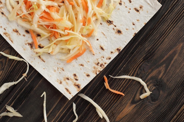 Pitabroodje en zuurkool voor het maken van huisgemaakte Shoarma