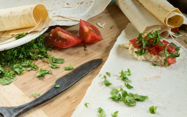 Pitabroodje gevuld met tomaten, kaas en koriander