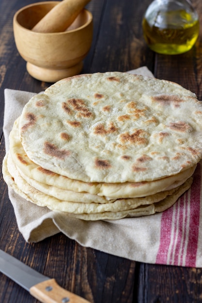 Pitabroodje op een houten ondergrond. Nationale keuken. Gezond eten. Vegetarisch eten.