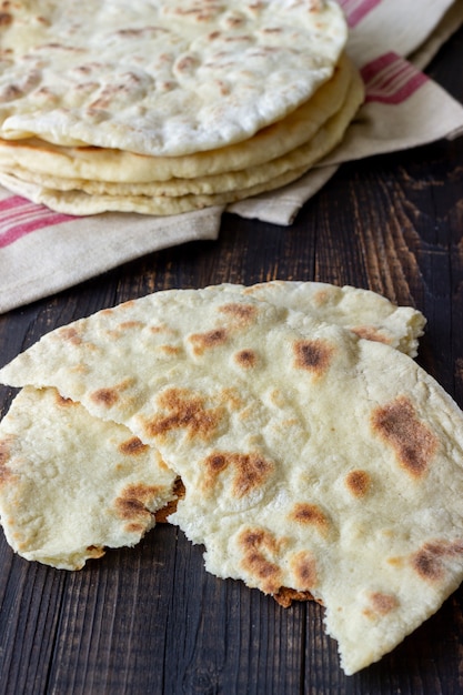 Pitabroodje op een houten ondergrond. Nationale keuken. Gezond eten. Vegetarisch eten.