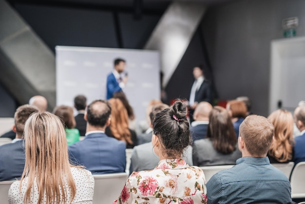 Foto presentazione del pitch e discussione del progetto alla convention aziendale o alla riunione del team con il pubblico al con