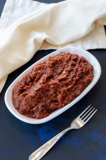 Pittig gebak voorgerecht harissa gemaakt met tomaat peper knoflook ui peper pasta en olijfolie Traditionele Midden-Oosterse keuken smaken Gezonde vegetarische snack met hoofdgerecht Acili ezme adjika