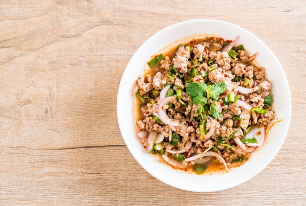 Pittig gehakt varkensvlees (larb - traditional thai food)