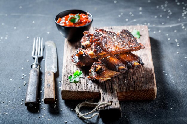 Pittig geroosterde spareribs met groenten en aardappel