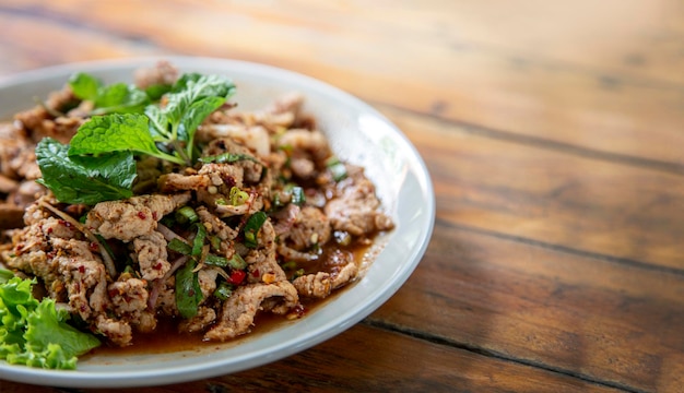 Pittig Noordoost-Thaise eten vol kruiden. Gemaakt van gekookt varkensvlees, de zoetzure smaak is uniek voor het populaire Thailand. goed eten voor de gezondheid